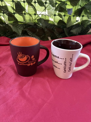 Set of 2 ceramic coffee mugs (brown/orange & white/brown)