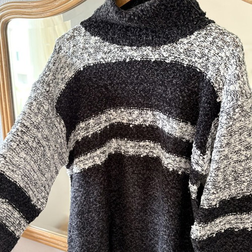 Pullover striped knit sweater like new, size XL, black and white