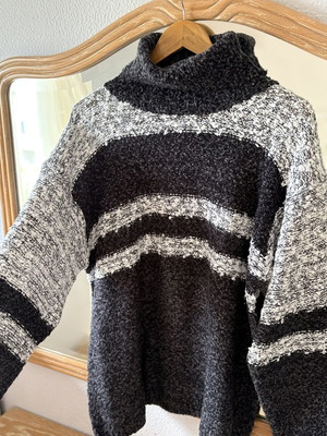 Pullover striped knit sweater like new, size XL, black and white