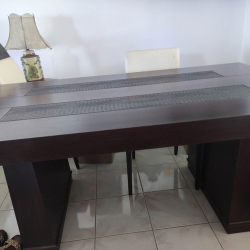 Dining table set like new with leather details and 6 chairs