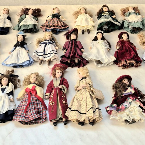 Porcelain doll collection like new, pack of 20 vintage dolls