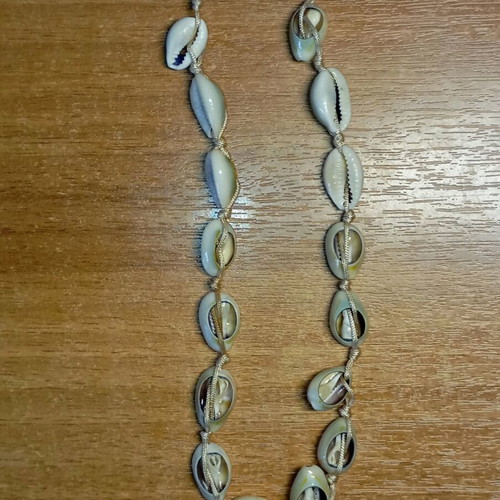 White shell necklace used
