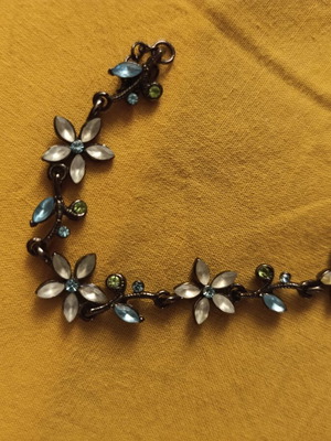 Βραχιόλι με floral σχέδιο, σκούρο μέταλλο, γαλάζιες και λαδί πέτρες