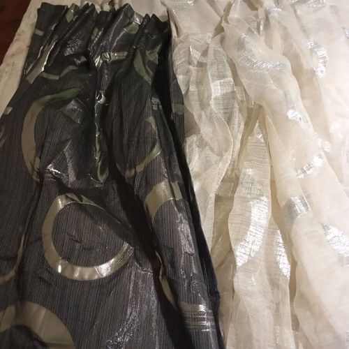 Curtain like new with dimensions 2.60x2.60 and traparia