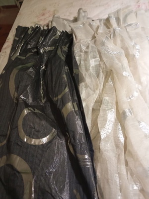 Curtain like new with dimensions 2.60x2.60 and traparia