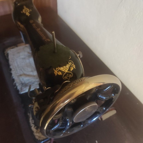 Singer 1922 sewing machine used, functional with papers