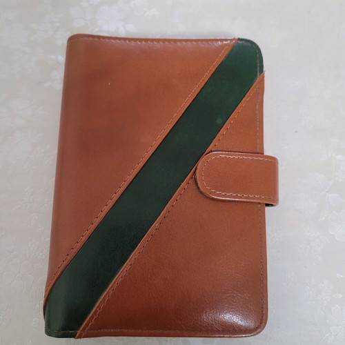 Agenda new in excellent condition with card slots and notepad