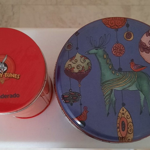 Looney Tunes Abanderado collectible metal box like new with bonus second box