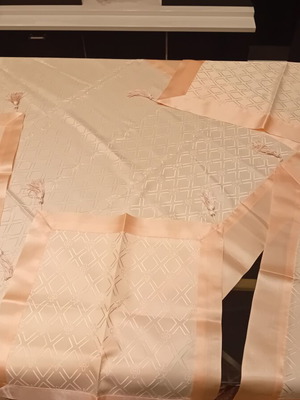Table linen set of 5 pieces, like new, shiny and silky