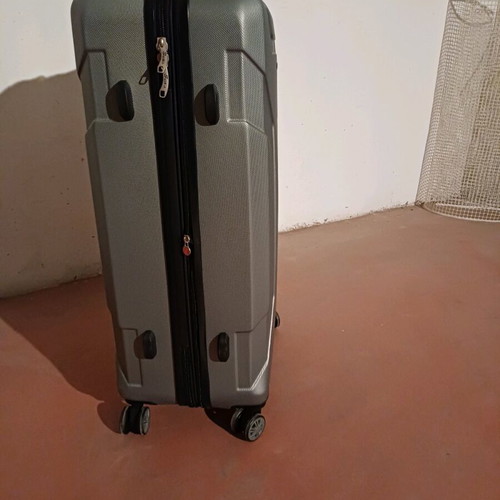 Large suitcase. 82×48×33 cm.