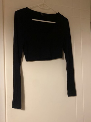Black v neck long sleeve shirt like new, size M