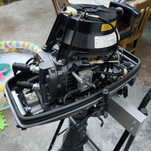 Suzuki 6 HP two-stroke outboard motor like new with inflatable boat