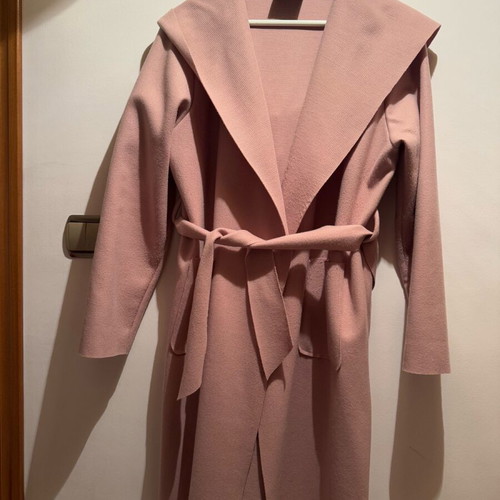 Light pink coat with belt and hood like new, one size