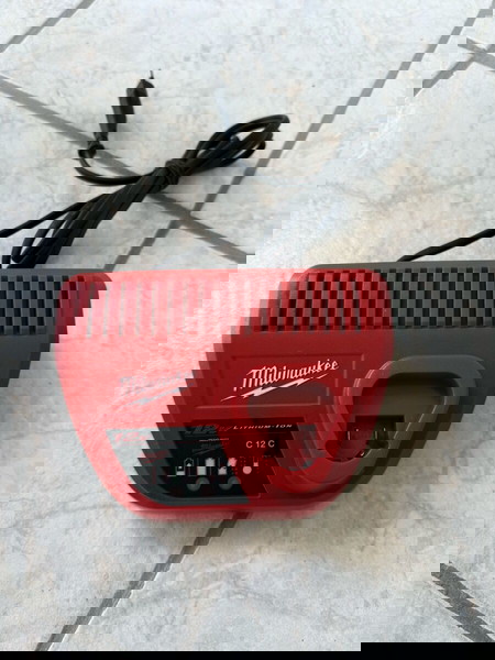 Зарядно устройство Milwaukee C12C /12V