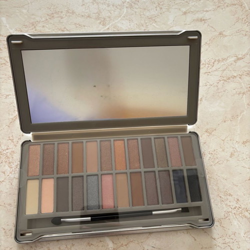 Ellen Tracy eye shadow palette new