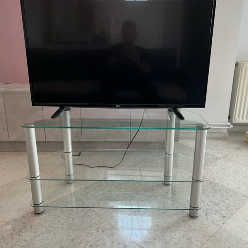 Γιάλινο τραπέζι TV σαν καινούργιο με ροδάκια 95cm-43cm