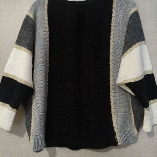 Knitted women's oversized color block sweater with gold detail, like new, one size