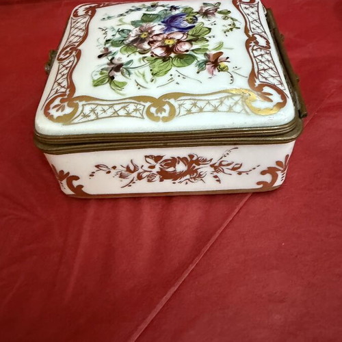 Sevre box in like new condition, 9x9x4 cm