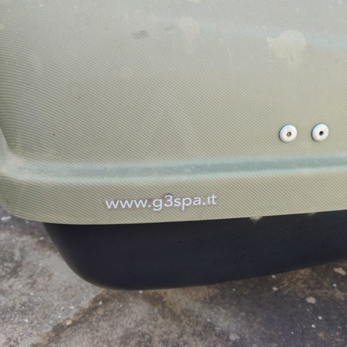 G3 Italian Roof Box used with bars, opens both sides
