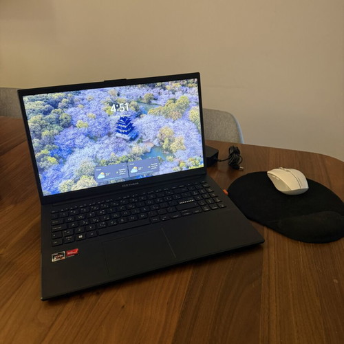 Asus Vivobook Go 15 E1504FA Ryzen 5 8GB 512GB SSD like new