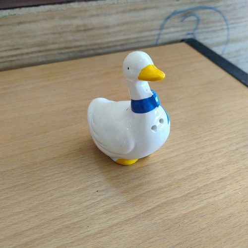Ceramic pepper shaker