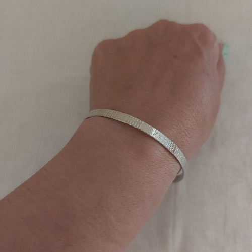 Bracelet made of stainless steel, thin and lightweight, like new, silver