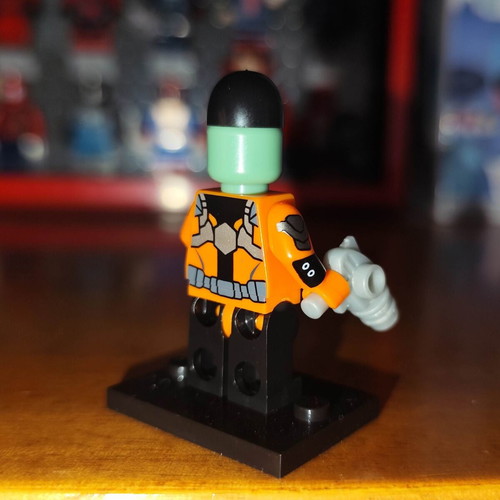 Leader Marvel Comics figure like new with base and grey blaster