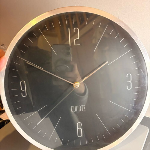 Quartz wall clock like new, analog