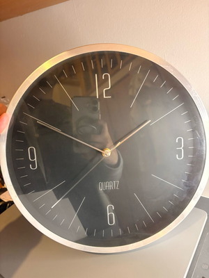 Quartz wall clock like new, analog
