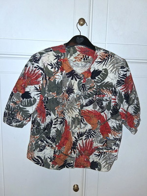 Vintage short jacket with short sleeves and tropical pattern, like new