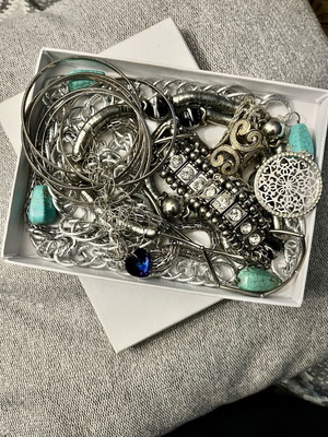 Celebrity jewelry set like new, silver tone with 3 necklaces, 2 bracelets, ring and earring