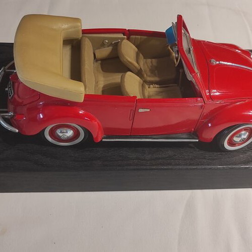 Volkswagen Cabriolet Maisto 1:18 collectible model like new, red