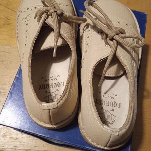 Equerry leather beige shoes size 26 like new