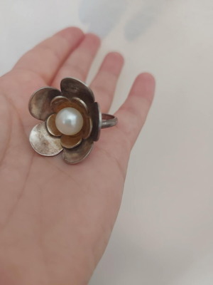 Silver ring flower with pearl used