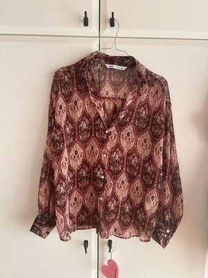 Zara shirt like new, metallic thread, printed burgundy, size XS