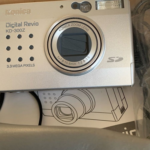 Konica Digital Revio KD-300Z vintage digital camera like new with accessories