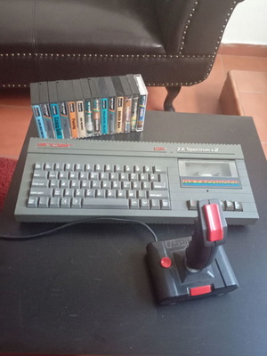 Sinclair 128K ZX Spectrum +2 μεταχειρισμένος με joystick και 14 κασέτες
