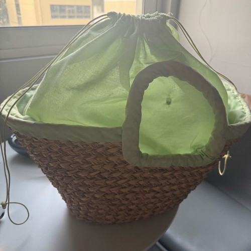 Straw handbag used with green details and flower decoration