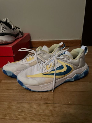 Giannis Immortality 3 Nike ποδοσφαιρικά παπούτσια σαν καινούργια, μέγεθος 43, άσπρα