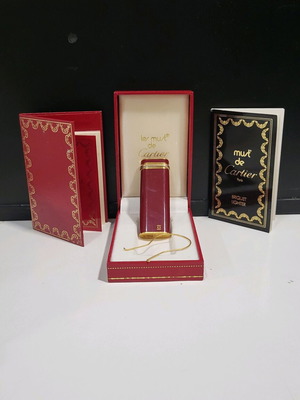 Cartier vintage lighter like new, must de Cartier with papers and box