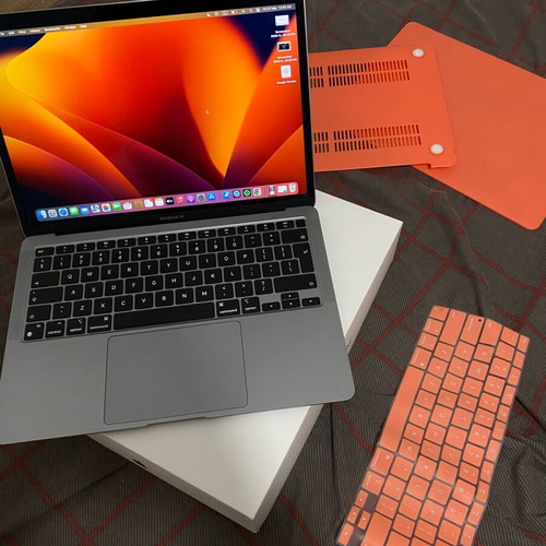 MacBook M1 like new with cases and keyboard protector