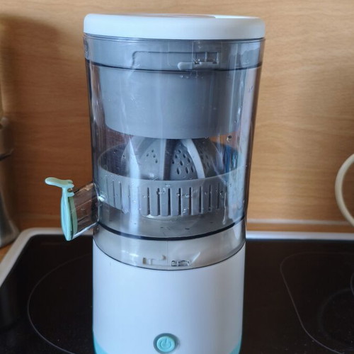 Portable electric rechargeable citrus juicer, white