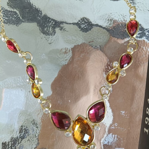 Necklace with semiprecious stones like new, red and gold