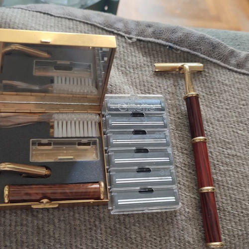 Vintage brass travel shaving set with 2 razors, case & 5 blades