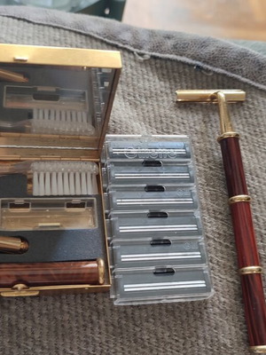 Vintage brass travel shaving set with 2 razors, case & 5 blades