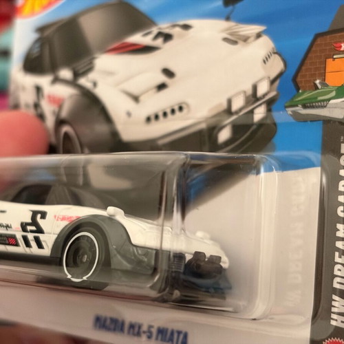 Mazda MX-5 Miata Hot Wheels 1:64 scale new