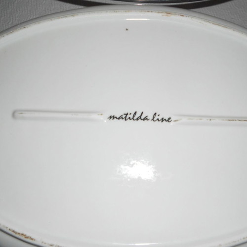 Matilda Line Oval Heat-Resistant Cookware with Stainless Steel Base Like New