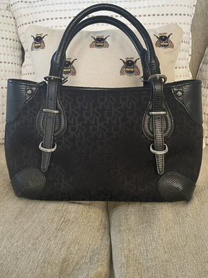 DKNY handbag black like new, elegant and easy to carry