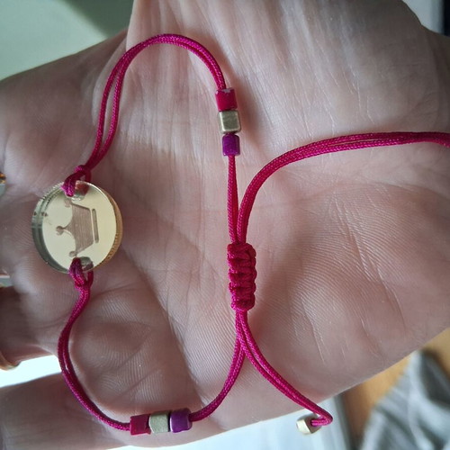 Bracelet with thread and decorative plexiglass used, pink and gold