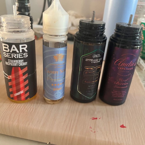 E-liquid set with strawberry raspberry cherry, pineapple, apple grape flavors